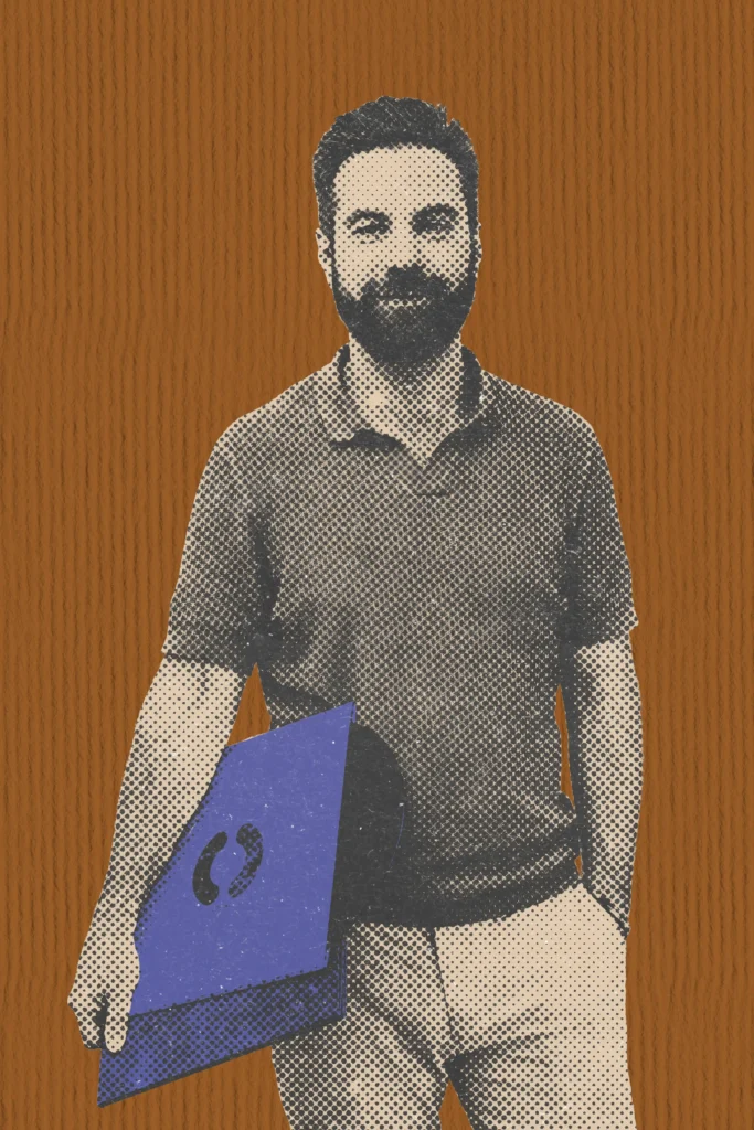Teammitglied Phillip hält eine Schallplatte in seiner Hand
