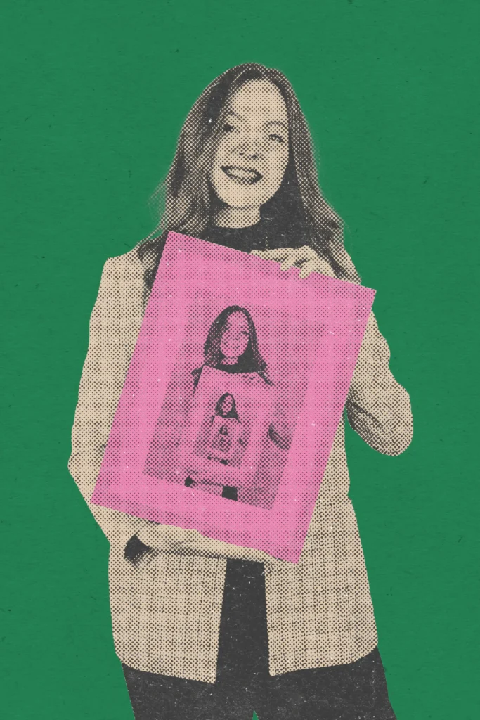 Teammitglied Caro hält einen Rahmen, in dem sich das selbe Bild wiederholt