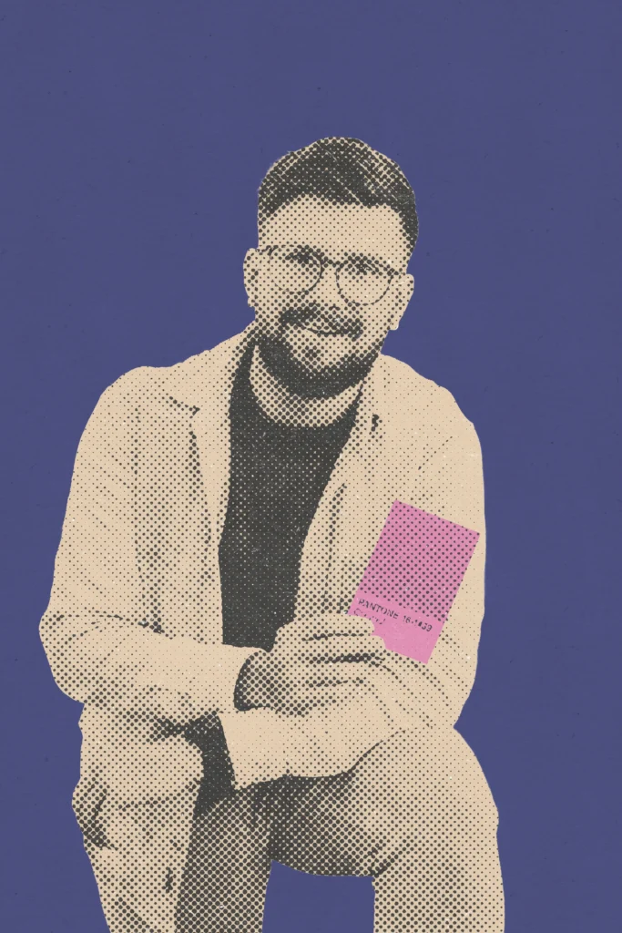 Teammitglied Samuel hält eine Pantone-Farbkarte in Beige