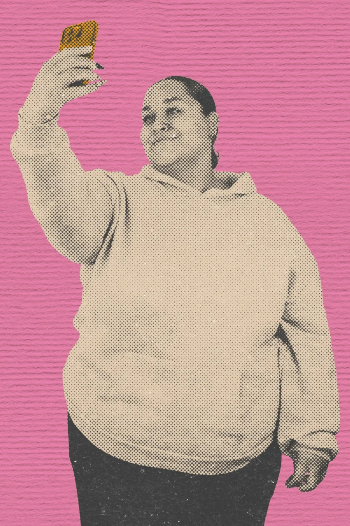 Teammitglied Sara hält ein Smartphone und macht ein Selfie